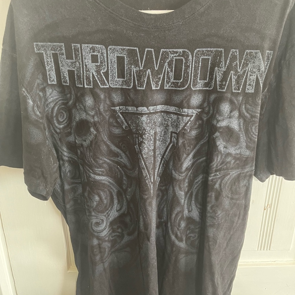 men buckle throwndown tshirt size large